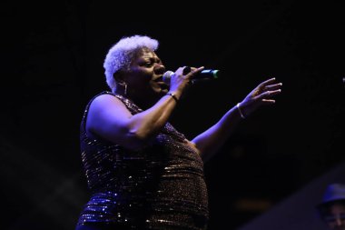 7. Blues Caz Brezilya Festivali Sao Paulo 'da. 25 Haziran 2022, Sao Paulo, Brezilya: (INT) Amerikalı şarkıcı Tia Carroll ve Igor Prado & Just Groove, Villa Lobos Park 'ta Caz Brezilya Festivali' nin 7.