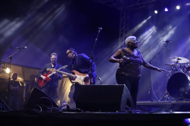 7. Blues Caz Brezilya Festivali Sao Paulo 'da. 25 Haziran 2022, Sao Paulo, Brezilya: (INT) Amerikalı şarkıcı Tia Carroll ve Igor Prado & Just Groove, Villa Lobos Park 'ta Caz Brezilya Festivali' nin 7.