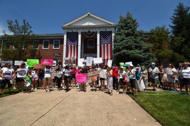 Fair Lawn Borough Hall 'da kürtaj karşıtı protesto düzenlendi. 26 Haziran 2022, Fair Lawn, NJ, ABD: Fair Lawn, NJ 'deki Fair Lawn Borough Hall' da kürtaj karşıtı protesto eylemi 26 Haziran 2022