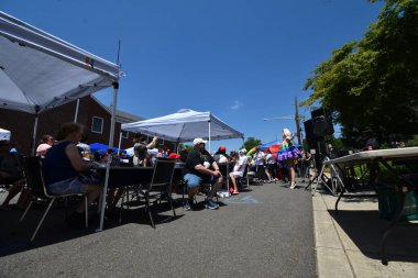 Maxi Padding, New Jersey 'de Drag Queen Bingo Brunch' ı sunar. 26 Haziran 2022, Fair Lawn, New Jersey, ABD: Maxi Padding, Fair Lade Block Party 'de 2022 Onur Ayı boyunca Drag Queen Bingo Brunch' ı sahneledi ve sundu.. 