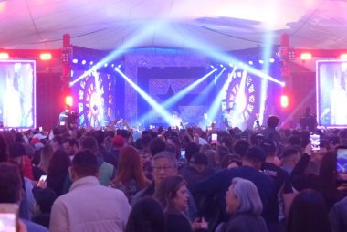 Interlagos Motosiklet Festivali 'nde Fernando ve Sorocaba çiftinin gösterisi. 26 Haziran 2022, Sao Paulo, Brezilya: Sertanejo ikilisi Fernando ve Sorocaba 'nın Interlagos Circuit' te düzenlediği 'This is Churrasco' partisinde gösterinin keyfini çıkarıyor