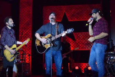 Interlagos Motosiklet Festivali 'nde Fernando ve Sorocaba çiftinin gösterisi. 26 Haziran 2022, Sao Paulo, Brezilya: Sertanejo ikilisi Fernando ve Sorocaba 'nın Interlagos Circuit' te düzenlediği 'This is Churrasco' partisinde gösterinin keyfini çıkarıyor