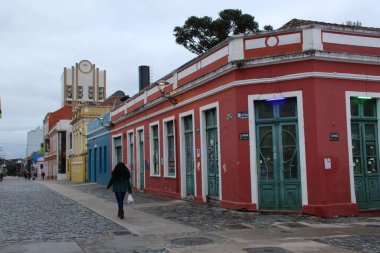 Largo da Ordem 'de hareket, Curitiba' nın tarihi merkezinde. 27 Haziran 2022, Curitiba, Parana, Brezilya: Düşük sıcaklıkların yaşandığı gün, Pazartesi günü Curitiba 'nın tarihi merkezinde bulunan geleneksel Largo da Ordem' e ziyaretçilerin gelmesini engelliyor. 