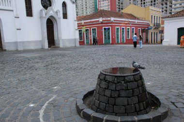 Largo da Ordem 'de hareket, Curitiba' nın tarihi merkezinde. 27 Haziran 2022, Curitiba, Parana, Brezilya: Düşük sıcaklıkların yaşandığı gün, Pazartesi günü Curitiba 'nın tarihi merkezinde bulunan geleneksel Largo da Ordem' e ziyaretçilerin gelmesini engelliyor. 