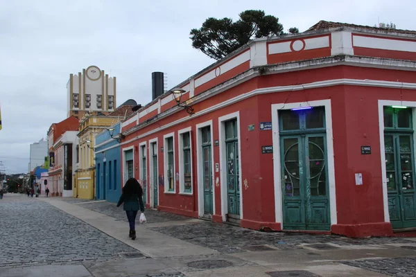 Largo da Ordem 'de hareket, Curitiba' nın tarihi merkezinde. 27 Haziran 2022, Curitiba, Parana, Brezilya: Düşük sıcaklıkların yaşandığı gün, Pazartesi günü Curitiba 'nın tarihi merkezinde bulunan geleneksel Largo da Ordem' e ziyaretçilerin gelmesini engelliyor. 