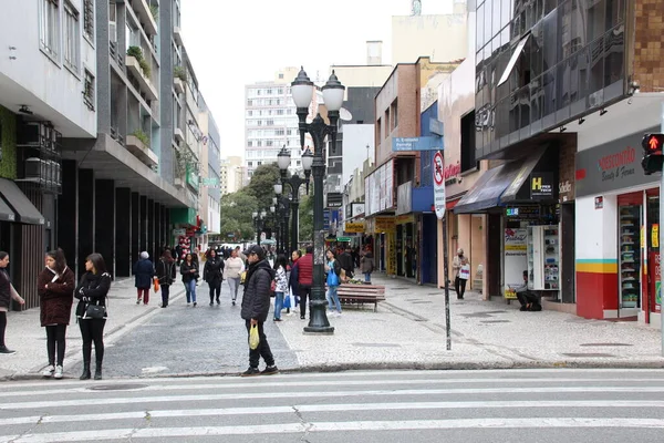 Tempo Pedestres Vestidos Com Roupas Quentes Enfrentam Dia Frio Curitiba — Fotografia de Stock