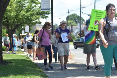 Fair Lawn Borough Hall 'da kürtaj karşıtı protesto düzenlendi. 26 Haziran 2022, Fair Lawn, NJ, ABD: Fair Lawn, New Jersey 'deki Fair Lawn Borough Hall' da kürtaj karşıtı protesto eylemi 26 Haziran 2022. 