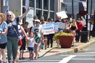 Fair Lawn Borough Hall 'da kürtaj karşıtı protesto düzenlendi. 26 Haziran 2022, Fair Lawn, NJ, ABD: Fair Lawn, New Jersey 'deki Fair Lawn Borough Hall' da kürtaj karşıtı protesto eylemi 26 Haziran 2022. 