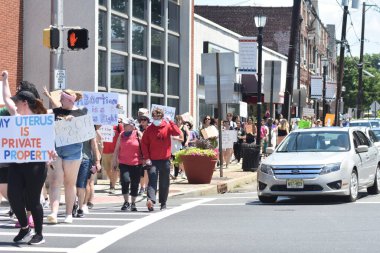 Fair Lawn Borough Hall 'da kürtaj karşıtı protesto düzenlendi. 26 Haziran 2022, Fair Lawn, NJ, ABD: Fair Lawn, New Jersey 'deki Fair Lawn Borough Hall' da kürtaj karşıtı protesto eylemi 26 Haziran 2022. 