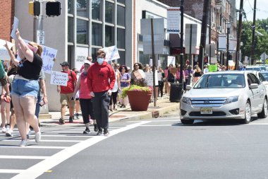 Fair Lawn Borough Hall 'da kürtaj karşıtı protesto düzenlendi. 26 Haziran 2022, Fair Lawn, NJ, ABD: Fair Lawn, New Jersey 'deki Fair Lawn Borough Hall' da kürtaj karşıtı protesto eylemi 26 Haziran 2022. 