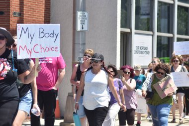 Fair Lawn Borough Hall 'da kürtaj karşıtı protesto düzenlendi. 26 Haziran 2022, Fair Lawn, NJ, ABD: Fair Lawn, New Jersey 'deki Fair Lawn Borough Hall' da kürtaj karşıtı protesto eylemi 26 Haziran 2022. 