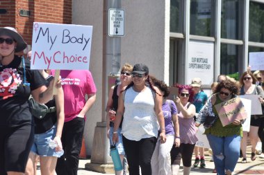 Fair Lawn Borough Hall 'da kürtaj karşıtı protesto düzenlendi. 26 Haziran 2022, Fair Lawn, NJ, ABD: Fair Lawn, New Jersey 'deki Fair Lawn Borough Hall' da kürtaj karşıtı protesto eylemi 26 Haziran 2022. 