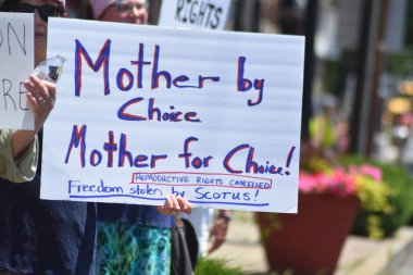 Fair Lawn Borough Hall 'da kürtaj karşıtı protesto düzenlendi. 26 Haziran 2022, Fair Lawn, NJ, ABD: Fair Lawn, New Jersey 'deki Fair Lawn Borough Hall' da kürtaj karşıtı protesto eylemi 26 Haziran 2022. 