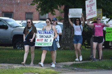 Fair Lawn Borough Hall 'da kürtaj karşıtı protesto düzenlendi. 26 Haziran 2022, Fair Lawn, NJ, ABD: Fair Lawn, New Jersey 'deki Fair Lawn Borough Hall' da kürtaj karşıtı protesto eylemi 26 Haziran 2022. 