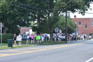 Fair Lawn Borough Hall 'da kürtaj karşıtı protesto düzenlendi. 26 Haziran 2022, Fair Lawn, NJ, ABD: Fair Lawn, New Jersey 'deki Fair Lawn Borough Hall' da kürtaj karşıtı protesto eylemi 26 Haziran 2022. 