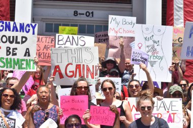 Fair Lawn Borough Hall 'da kürtaj karşıtı protesto düzenlendi. 26 Haziran 2022, Fair Lawn, NJ, ABD: Fair Lawn, New Jersey 'deki Fair Lawn Borough Hall' da kürtaj karşıtı protesto eylemi 26 Haziran 2022. 