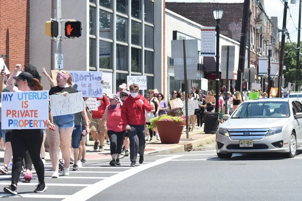 反对堕胎抗议活动在Fair Lawn Borough Hall举行 2022年6月26日 Fair Lawn 2022年6月26日在新泽西州Fair Lawn举行的反对堕胎抗议活动 — 图库照片