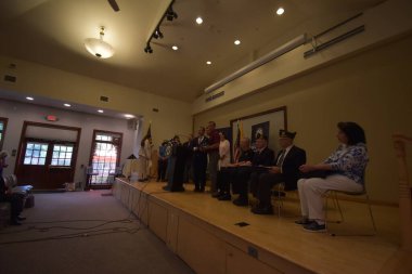 Birleşik Devletler Kongre Üyesi Josh Gottheimer yerel Vietnam gazilerini onurlandırdı ve Kuzey Jersey Gaziler Servisi Madalyası törenine ev sahipliği yaptı. 1 Temmuz 2022, Ridgewood, NJ, ABD