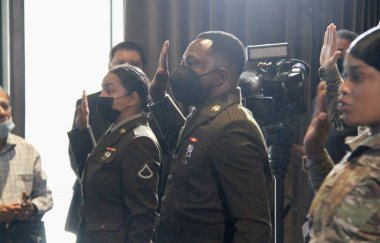 (USCIS, Stavros Niarchos Vakfı Kütüphanesi 'nde Bağımsızlık Günü' nde 40 yeni Amerikan vatandaşını karşıladı. 1 Temmuz 2022, New York, ABD