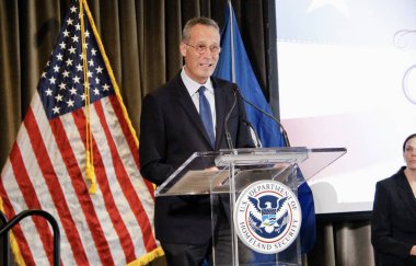 (USCIS, Stavros Niarchos Vakfı Kütüphanesi 'nde Bağımsızlık Günü' nde 40 yeni Amerikan vatandaşını karşıladı. 1 Temmuz 2022, New York, ABD