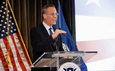 (USCIS, Stavros Niarchos Vakfı Kütüphanesi 'nde Bağımsızlık Günü' nde 40 yeni Amerikan vatandaşını karşıladı. 1 Temmuz 2022, New York, ABD