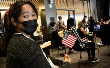 (USCIS, Stavros Niarchos Vakfı Kütüphanesi 'nde Bağımsızlık Günü' nde 40 yeni Amerikan vatandaşını karşıladı. 1 Temmuz 2022, New York, ABD