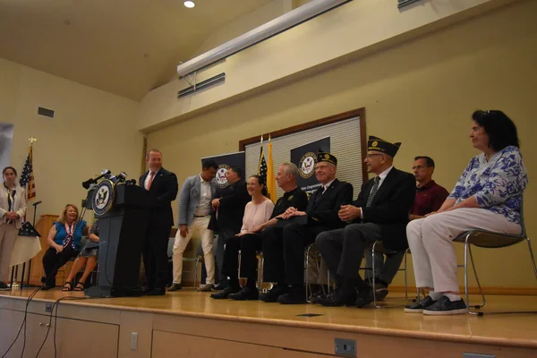 美国国会议员Josh Gottheimer向当地的越战老兵致敬 并主持了北泽西老兵服役奖章颁发仪式 2022年7月1日 美国新泽西州Ridgewood — 图库照片