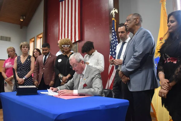 新泽西州州长菲尔 墨菲签署立法 保护那些寻求生殖保健服务的人免受州外人士的侵害 2022年7月1日 美国新泽西州Ridgewood — 图库照片