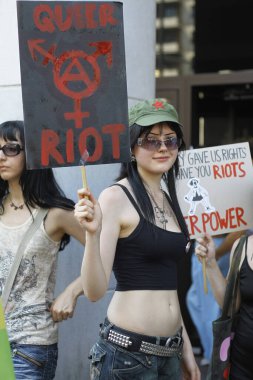 (2022 Milano Onur Yürüyüşü. 2 Temmuz 2022, Milano, İtalya: Binlerce kişi Milano Onur Yürüyüşü 2022 'nin bir başka sayısındaki çeşitliliği kutlamak için, İtalya' nın Milano kentinde sokaklara döküldü.).