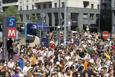 (2022 Milano Onur Yürüyüşü. 2 Temmuz 2022, Milano, İtalya: Binlerce kişi Milano Onur Yürüyüşü 2022 'nin bir başka sayısındaki çeşitliliği kutlamak için, İtalya' nın Milano kentinde sokaklara döküldü.).