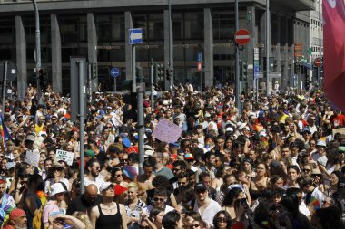 (2022 Milano Onur Yürüyüşü. 2 Temmuz 2022, Milano, İtalya: Binlerce kişi Milano Onur Yürüyüşü 2022 'nin bir başka sayısındaki çeşitliliği kutlamak için, İtalya' nın Milano kentinde sokaklara döküldü.).