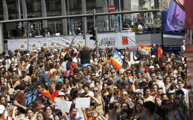 (2022 Milano Onur Yürüyüşü. 2 Temmuz 2022, Milano, İtalya: Binlerce kişi Milano Onur Yürüyüşü 2022 'nin bir başka sayısındaki çeşitliliği kutlamak için, İtalya' nın Milano kentinde sokaklara döküldü.).