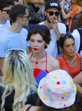 (2022 Milano Onur Yürüyüşü. 2 Temmuz 2022, Milano, İtalya: Binlerce kişi Milano Onur Yürüyüşü 2022 'nin bir başka sayısındaki çeşitliliği kutlamak için, İtalya' nın Milano kentinde sokaklara döküldü.).