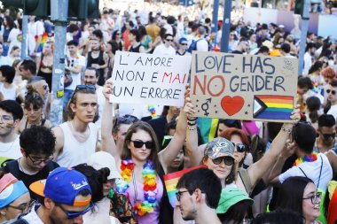(2022 Milano Onur Yürüyüşü. 2 Temmuz 2022, Milano, İtalya: Binlerce kişi Milano Onur Yürüyüşü 2022 'nin bir başka sayısındaki çeşitliliği kutlamak için, İtalya' nın Milano kentinde sokaklara döküldü.).