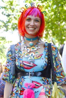 (2022 Milano Onur Yürüyüşü. 2 Temmuz 2022, Milano, İtalya: Binlerce kişi Milano Onur Yürüyüşü 2022 'nin bir başka sayısındaki çeşitliliği kutlamak için, İtalya' nın Milano kentinde sokaklara döküldü.).