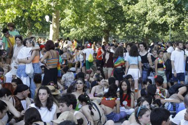 (2022 Milano Onur Yürüyüşü. 2 Temmuz 2022, Milano, İtalya: Binlerce kişi Milano Onur Yürüyüşü 2022 'nin bir başka sayısındaki çeşitliliği kutlamak için, İtalya' nın Milano kentinde sokaklara döküldü.).