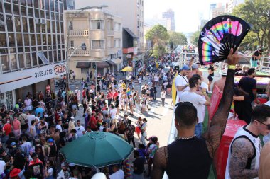 Çeşitlilik için 5 Mart, Curitiba şehrinde gerçekleşmektedir. 3 Temmuz 2022, Curitiba, Parana, Brezilya: Parana 'nın başkenti Curitiba' nın sokaklarında gerçekleştirilen 5. Çeşitlilik Yürüyüşü 'ne halk katılıyor.