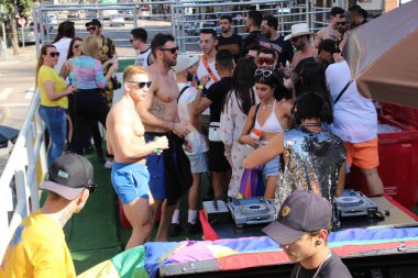 Çeşitlilik için 5 Mart, Curitiba şehrinde gerçekleşmektedir. 3 Temmuz 2022, Curitiba, Parana, Brezilya: Parana 'nın başkenti Curitiba' nın sokaklarında gerçekleştirilen 5. Çeşitlilik Yürüyüşü 'ne halk katılıyor.