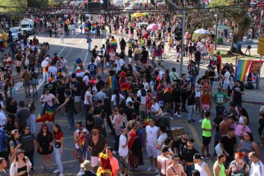 Çeşitlilik için 5 Mart, Curitiba şehrinde gerçekleşmektedir. 3 Temmuz 2022, Curitiba, Parana, Brezilya: Parana 'nın başkenti Curitiba' nın sokaklarında gerçekleştirilen 5. Çeşitlilik Yürüyüşü 'ne halk katılıyor.