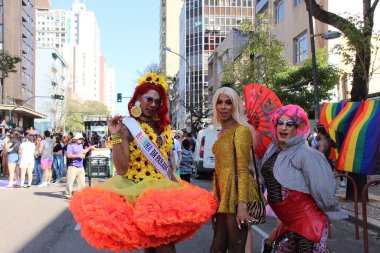 Çeşitlilik için 5 Mart, Curitiba şehrinde gerçekleşmektedir. 3 Temmuz 2022, Curitiba, Parana, Brezilya: Parana 'nın başkenti Curitiba' nın sokaklarında gerçekleştirilen 5. Çeşitlilik Yürüyüşü 'ne halk katılıyor.