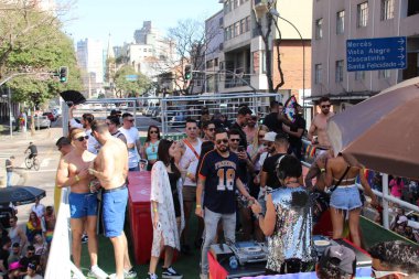 Çeşitlilik için 5 Mart, Curitiba şehrinde gerçekleşmektedir. 3 Temmuz 2022, Curitiba, Parana, Brezilya: Parana 'nın başkenti Curitiba' nın sokaklarında gerçekleştirilen 5. Çeşitlilik Yürüyüşü 'ne halk katılıyor.