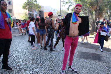 Çeşitlilik için 5 Mart, Curitiba şehrinde gerçekleşmektedir. 3 Temmuz 2022, Curitiba, Parana, Brezilya: Parana 'nın başkenti Curitiba' nın sokaklarında gerçekleştirilen 5. Çeşitlilik Yürüyüşü 'ne halk katılıyor.