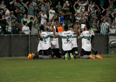 Brezilya Futbol Şampiyonası - Coritiba Fortaleza 'ya karşı. 3 Temmuz 2022, Curitiba, Parana, Brezilya: Brezilya 'nın Couto Pereira stadyumunda düzenlenen Brezilya Futbol Şampiyonası' nın 15. turu için geçerli olan Coritiba ile Fortaleza arasındaki futbol maçı