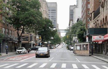 (4 Temmuz Bağımsızlık Günü Seyahatleri nedeniyle New York 'un boş caddeleri. 3 Temmuz 2022, New York, ABD: New York 'taki sokakların çoğu New York' luların 4 Temmuz 'u kutlamak için yola çıktıkları için boş.. 