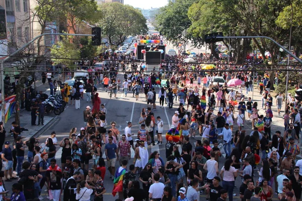 Çeşitlilik için 5 Mart, Curitiba şehrinde gerçekleşmektedir. 3 Temmuz 2022, Curitiba, Parana, Brezilya: Parana 'nın başkenti Curitiba' nın sokaklarında gerçekleştirilen 5. Çeşitlilik Yürüyüşü 'ne halk katılıyor.