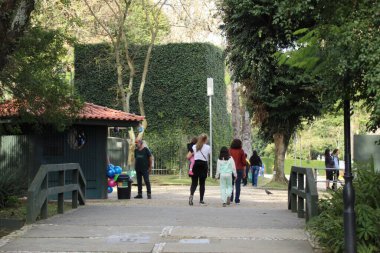 Curitiba 'da kışın ortasında güneşli bir gün. 5 Temmuz 2022, Curitiba, Parana, Brezilya: Güneşli ve sıcaklı bir gün, Parana 'nın başkentinde, hatta kışın ortasında, Salı (5))