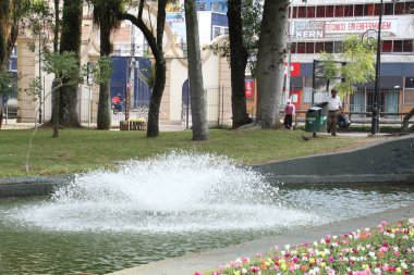 Curitiba 'da kışın ortasında güneşli bir gün. 5 Temmuz 2022, Curitiba, Parana, Brezilya: Güneşli ve sıcaklı bir gün, Parana 'nın başkentinde, hatta kışın ortasında, Salı (5))