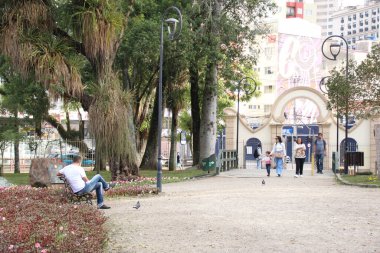 Curitiba 'da kışın ortasında güneşli bir gün. 5 Temmuz 2022, Curitiba, Parana, Brezilya: Güneşli ve sıcaklı bir gün, Parana 'nın başkentinde, hatta kışın ortasında, Salı (5))