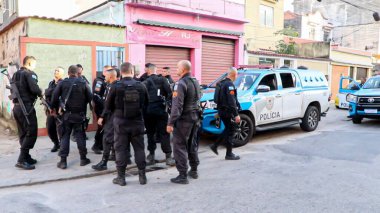 Rio de Janeiro 'da askeri operasyonlar. 7 Temmuz 2022, Rio de Janeiro, Brezilya: Askeri İnzibat üyeleri, Perşembe günü Rio de Janeiro 'nun kuzeyinde, Congonha, Faz Quem Quer ve Kajueiro tepelerinde, Madureira' da bir operasyon gerçekleştirdiler..
