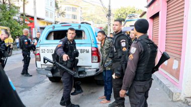 Rio de Janeiro 'da askeri operasyonlar. 7 Temmuz 2022, Rio de Janeiro, Brezilya: Askeri İnzibat üyeleri, Perşembe günü Rio de Janeiro 'nun kuzeyinde, Congonha, Faz Quem Quer ve Kajueiro tepelerinde, Madureira' da bir operasyon gerçekleştirdiler..